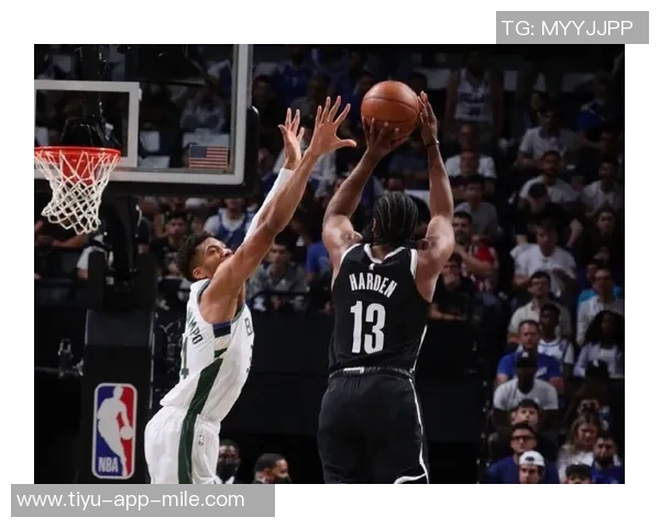 字母哥半场表现惊艳7投6中贡献15分6篮板带领球队打破国王防线